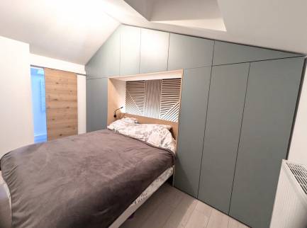 chantier terminé : magnifique tête de lit dressing dans cette suite parentale