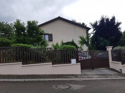 Nouveau portail battant en aluminium après rénovation extérieure - Meximieux 01800