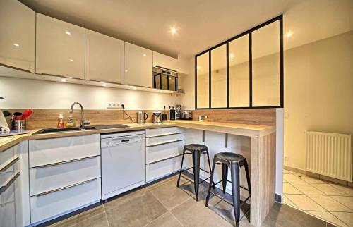 Cuisine Montgeron bar verrière rangements