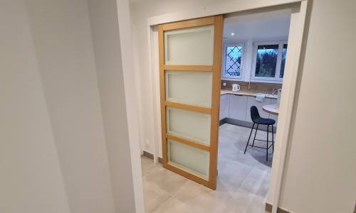 Porte coulissante en applique (cuisine)