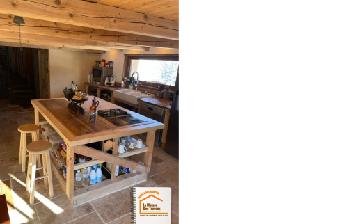rénovation cuisine chalet Praz-sur-Arly, cuisine bois massif montagne, cuisine alpage rénovée, artisan cuisine Haute-Savoie, la maison des travaux chamonix, cuisine chalet traditionnel, îlot central bois massif, évier