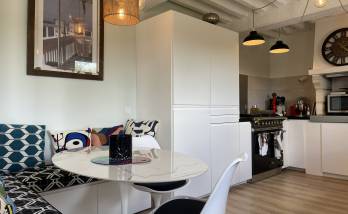 La cuisine rénovée avec le coin repas