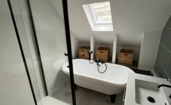 Nouvelle salle de bain en sous-pente dans une maison entièrement rénovée - Nantes 44200