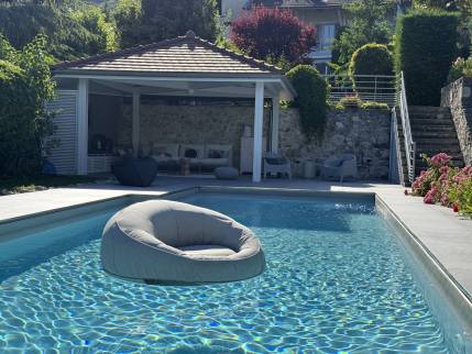 vue sur la piscine et, au fond, le pool house