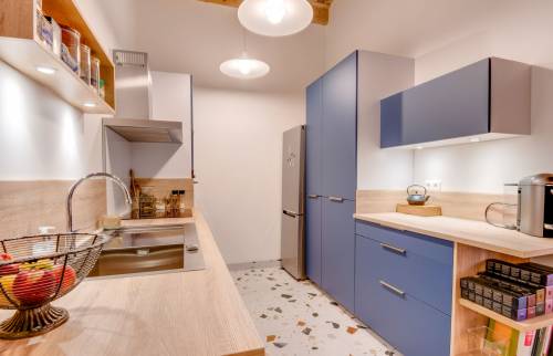 RRéalisation d'une cuisine dans les tons bleus avec carrelage terrazzo assorti, appartement type Canut situé à Lyon