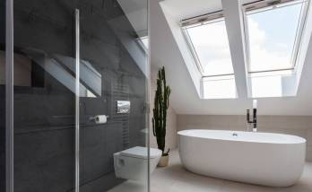 Salle de bain moderne sous combles rénovée à La Garde avec douche à l’italienne et carrelage mural gris clair