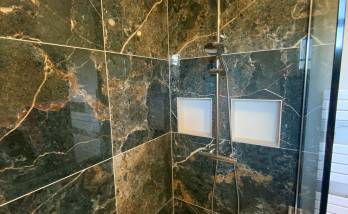 Carrelage marbré noir douche La Maison Des Travaux Alès