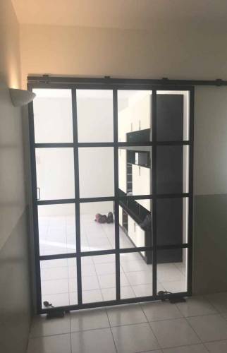 Pose d'une grande porte verrière sur rail