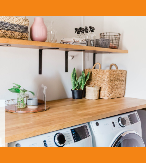 Buanderie rénovée avec plan de travail bois clair et rangements pratiques – par Sandrine Férin, La Maison Des Travaux de Marmande.