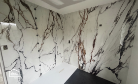 Détail de la faïence effet marbre Porcelanosa posée lors d'une rénovation de salle de bain à Quimper dans le Finistère Sud.