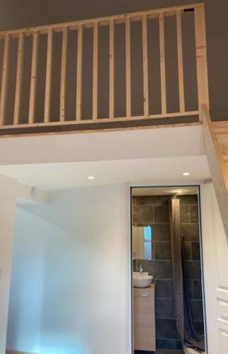 Accès au second étage de la mezzanine après création escalier bois pin massif vue sur la balustrade de sécurité - Cergy - 95000 -