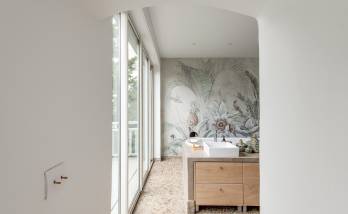 Salle de bain lumineuse avec mur décoratif tropical, Paris 16e.