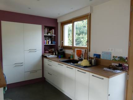 Rénovation de cuisine avec mobilier de cuisine blanc et bois - Morzine 74110