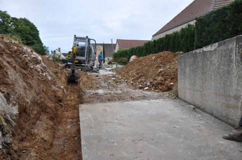 Travaux de maçonnerie sur une descente de garage en cours - Evry-Grégy-sur-Yerres 77166