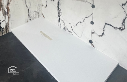 Vue d'ensemble d'une rénovation de salle de bain à Quimper avec faïence XTONES Porcelanosa et finitions soignées.