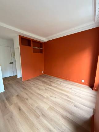 Pièce de vie terracotta avec niches murales décoratives, studio Paris 19