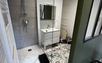 Salle de bain en cours de finition après les travaux de nos artisans terminés