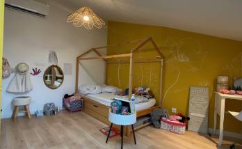 Chambre sous combles et fenêtres de toit