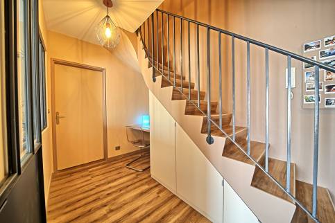 Escalier intérieur et entrée après travaux de rénovation intérieure dans une maison - Lille 59000