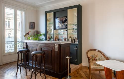 Bar rénové à Paris 8e : Tradition haussmannienne et modernité.