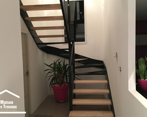 Réalisation d'un escalier sur-mesure en aluminium et bois de chêne double quart tournant