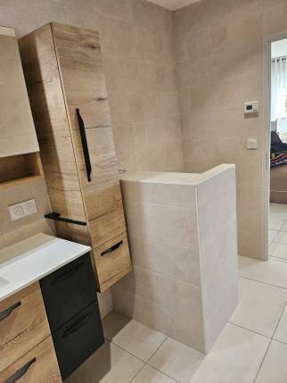 Rénovation de salle de bain avec mobilier suspendu - Solliès-Toucas 83210