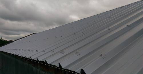 Pose de la nouvelle couverture en bac acier gris