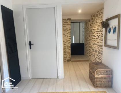 Espace convivial sous comble maison Surzur