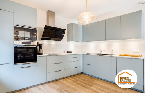 rénovation complète cuisine Gex, modernisation intérieur Pays de Gex, pose carrelage effet bois Valserhône, installation cuisine contemporaine Divonne-les-Bains, réfection plomberie Ferney