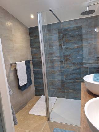 Rénovation de salle de bain avec douche ouverte de plain-pied - Pornic 44210