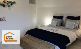 Chambre rénovée avec soin, murs repeints et parquet moderne pour une ambiance élégante et reposante à Vesoul.