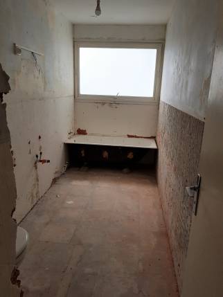 Salle de bain vidée pendant travaux de rénovation - Vidauban 83