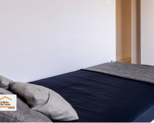 Chambre rénovée près de Treffiagat avec murs et plafond remis à neuf, rangements intégrés et ambiance lumineuse. Une rénovation intérieure coordonnée par La Maison Des Travaux Quimper.