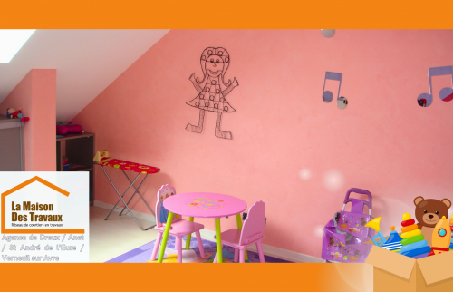 Mur déco rose et mobilier ludique pour chambre d’enfant à Saint-André-de-l’Eure, signée La Maison Des Travaux Dreux.