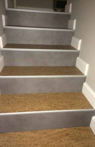 Le même revêtement de sol posé dans les escaliers