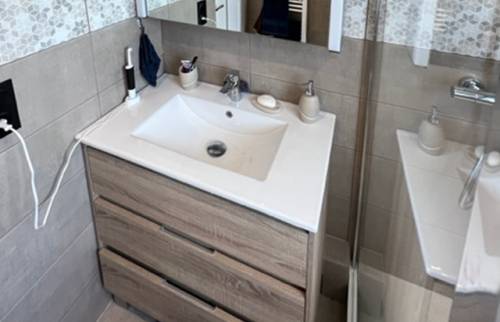 Le meuble suspendu dans la salle de bain rénovée