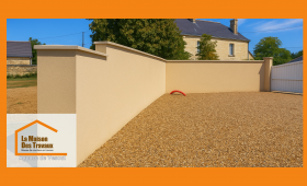 Mur de clôture haut de gamme entre Luxeuil et Lure, avec enduit lissé et gravier décoratif – Agence La Maison Des Travaux Vesoul.