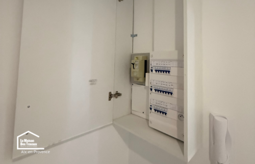 Tableau électrique remis aux normes dans le cadre d'une rénovation complète d'appartement près d'Aix-en-Provence pour plus de sécurité.