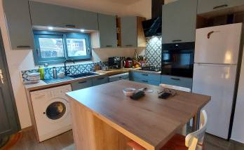 Cuisine rénovée avec ilot central