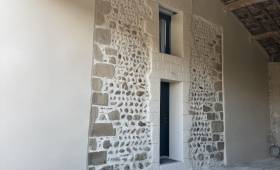 Façade en pierre apparente rénovée - Alixan 26300
