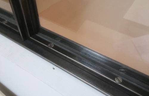 Détail de la fixation des verres dans la verrière