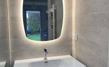 Pose d'un lavabo et miroir rétro-éclairé à Saint-Grégoire