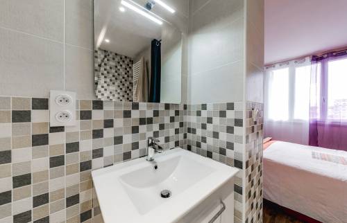 Vasque avec miroir salle de bain moderne