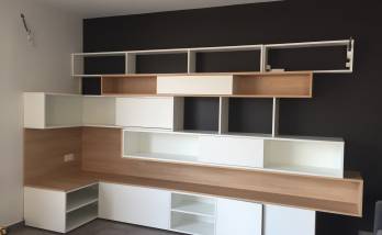 Réalisation d'une bibliothèque sur mesure dans une maison à l'ouest de Lyon