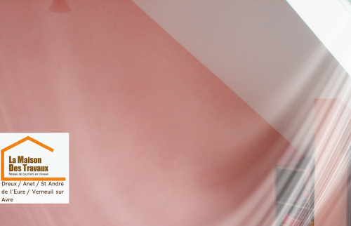 Une chambre douce et accueillante, baignée de lumière naturelle, parfaite pour une nouvelle arrivée dans la famille. 