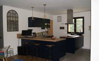 Cuisine aménagée avec un plan de travail en hêtre 