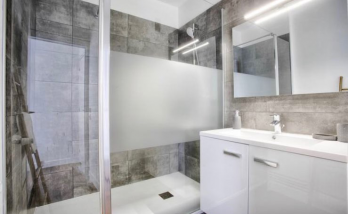 Salle de bain avec douche à l'italienne