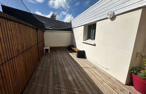 Création d’une terrasse en bois à l’arrière de la maison, offrant un nouvel espace extérieur convivial et fonctionnel.