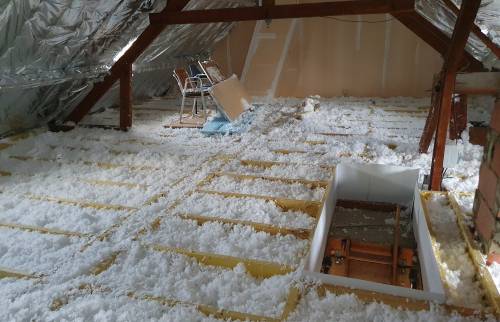 Isolation des combles : soufflage de laine minérale : Isolation thermique des combles par soufflage de laine minérale pour une maison énergétique optimisée