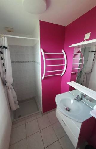 Vue d’ensemble de la salle de bain avant rénovation